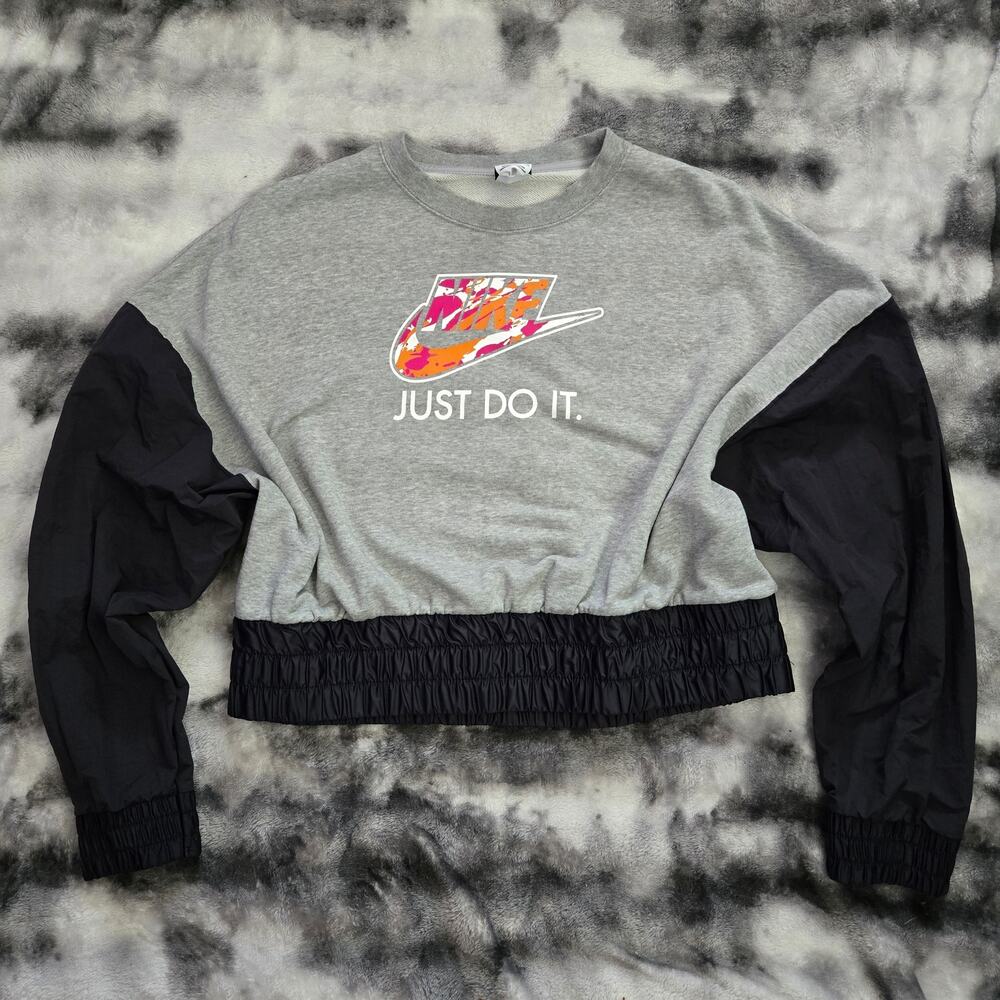 Nike Cropped Sweatshirt Women’s Medium Gray Black Nylon Sleeves Graphic Logo